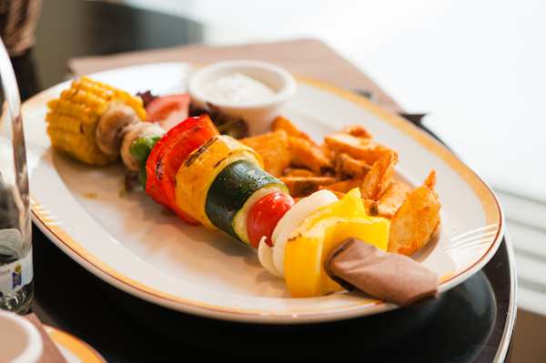 Vegetarischer Grillteller Gegrillter Gemüsespieß mit Maiskolben und Kartoffelspalten