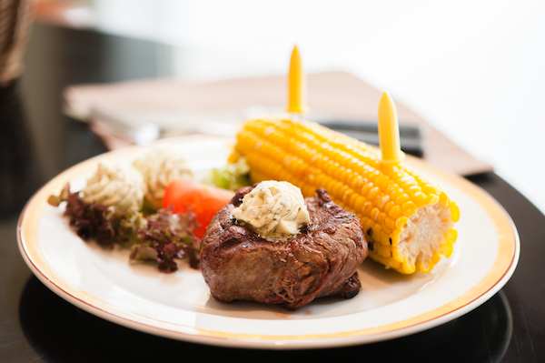Filetsteak mit Maiskolben Steak medium mit Maiskolben